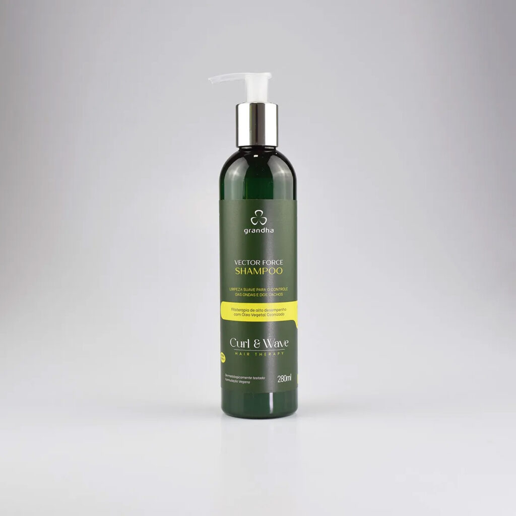 Como identificar e cuidar de cada tipo de cabelo para manter os fios saudáveis? 5 produto hair therapy curl e wave vector force shampoo grandha