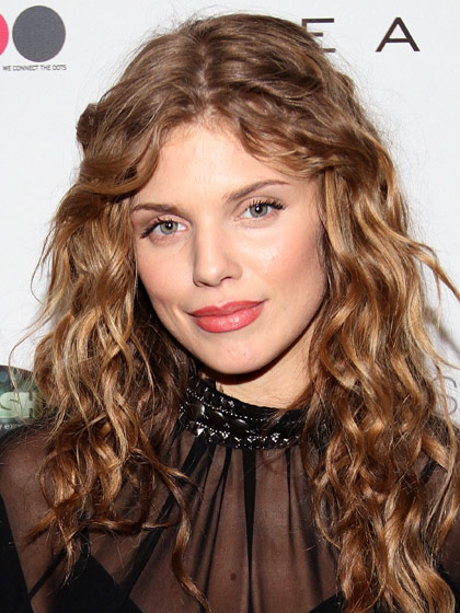 Annalynne McCord com corte cabelo cacheado longo. Artigo Grandha.