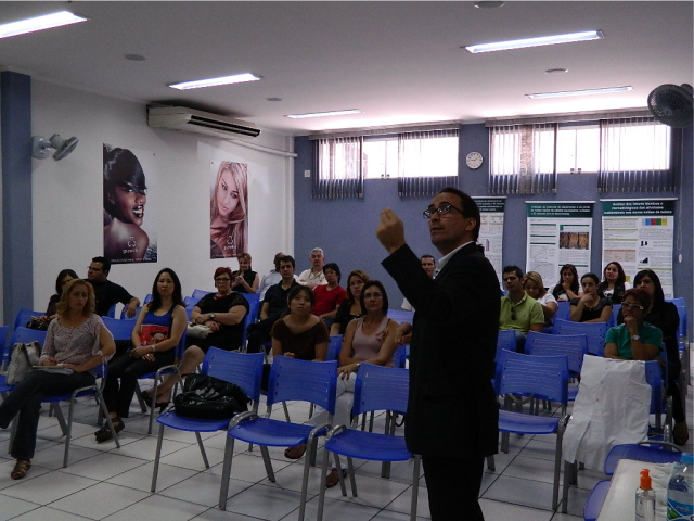 Miguel Cisterna falou sobre os conceitos mais fundamentais da terapia capilar, reflexoterapia craniofacial e utilização de equipamentos de alta frequência para tratamentos específicos de alopecia e distúrbios de oleosidade. Presidente da Associação Argentina de Tricologia, Miguel Cisterna é especialista em terapia capilar.