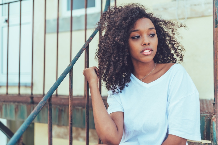 Mulher com couro cabeludo afro ou crespo, cuidados e fisiologia da pela negra.