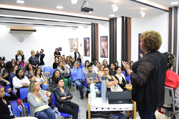 Curso de Penteados para Festas e Casamentos encerrou o ano de 2017 no Centro Técnico Mart'bel Grandha.