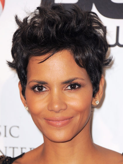 Halle Berry com corte de cabelo curto cacheado. Corte curto Grandha.