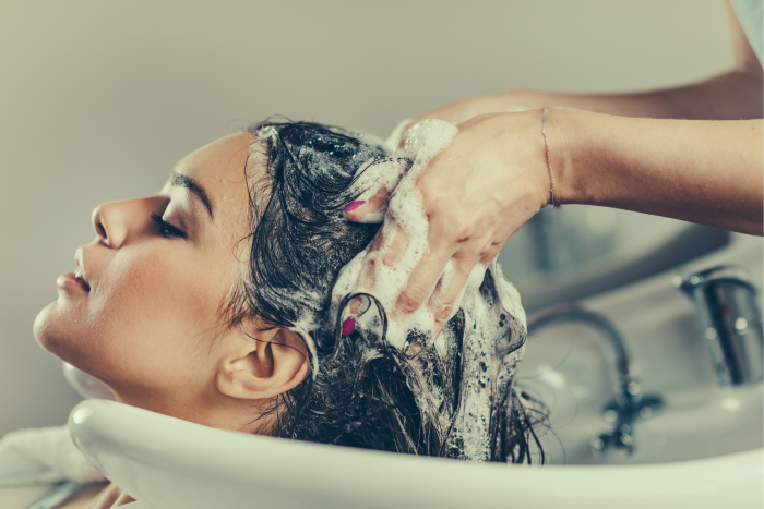 Mulher lava cabelo todo dia. Fungos são perigo constante em casos de má higienização.