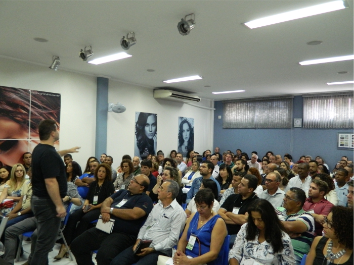 Celso Martins Junior faz discurso de abertura no treinamento de distribuidores Grandha Brasil.