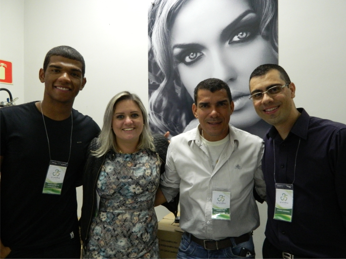 Eduardo Motta, Etiane Schulz, Vando Reis e Aloisio Santana posam para foto durante o treinamento de distribuidores Grandha.