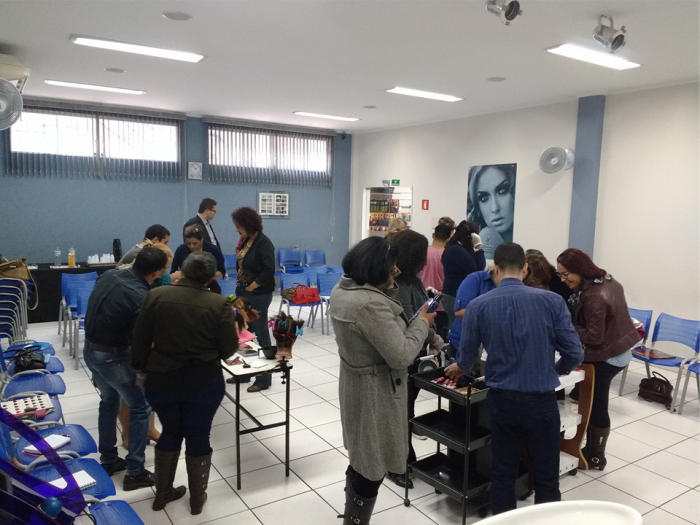 Vando ministrou os cursos Oficina de Mechas e Curso de Corte no Centro Técnico Mart'bel, com os produtos Grandha.