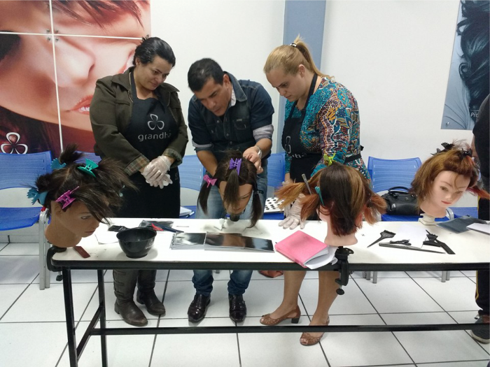 Vando Reis ministrou os cursos Oficina de Mechas e Curso de Corte no Centro Técnico Mart'bel, com os produtos Grandha.