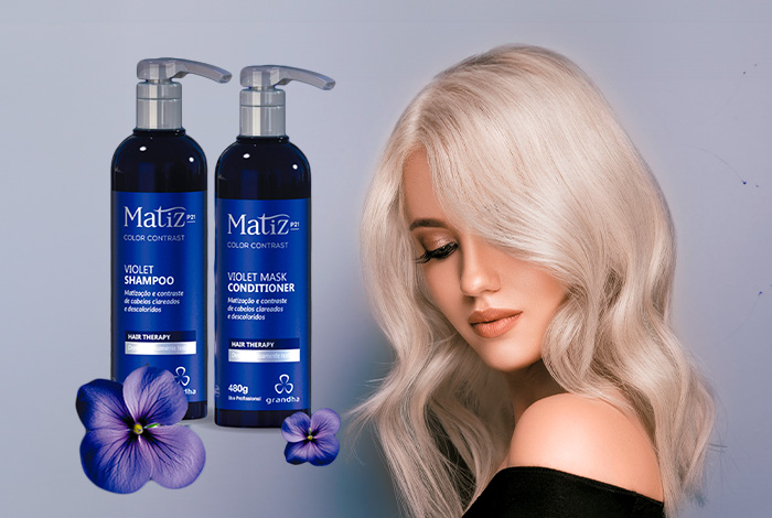 Produtos Matiz P21: Violet Shampoo e Violet Mask Conditioner, ao lado de uma mulher com cabelos loiros platinados, destacando flores violetas.