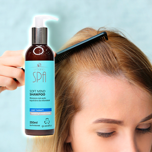 Shampoo Urbano Spa Soft Mind sendo destacado ao lado de um couro cabeludo feminino, com pente demonstrando aplicação capilar.