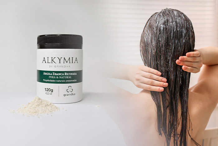 Produto Alkymia de Grandha com argila branca refinada ao lado de mulher aplicando o produto nos cabelos molhados, simbolizando cuidado capilar natural.