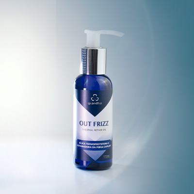Frasco azul de protetor térmico capilar Grandha Out Frizz com pump branco, posicionado sobre fundo degradê claro.