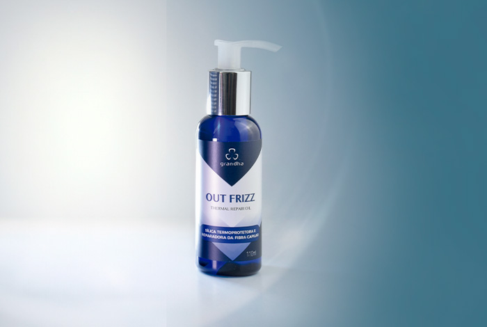 Frasco azul de protetor térmico capilar Grandha Out Frizz com pump branco, posicionado sobre fundo degradê claro.
