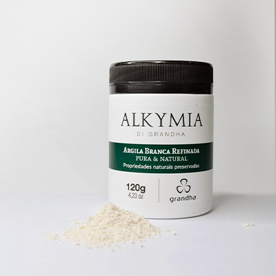 Pote de Argila Branca Refinada Alkymia di Grandha ao lado de porção de pó, em fundo claro e minimalista.