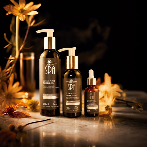 Produtos da linha Urbano Spa Black Grandha em destaque sobre bancada com decoração elegante.