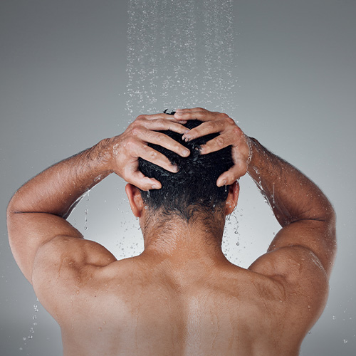Homem usando shampoo durante o banho